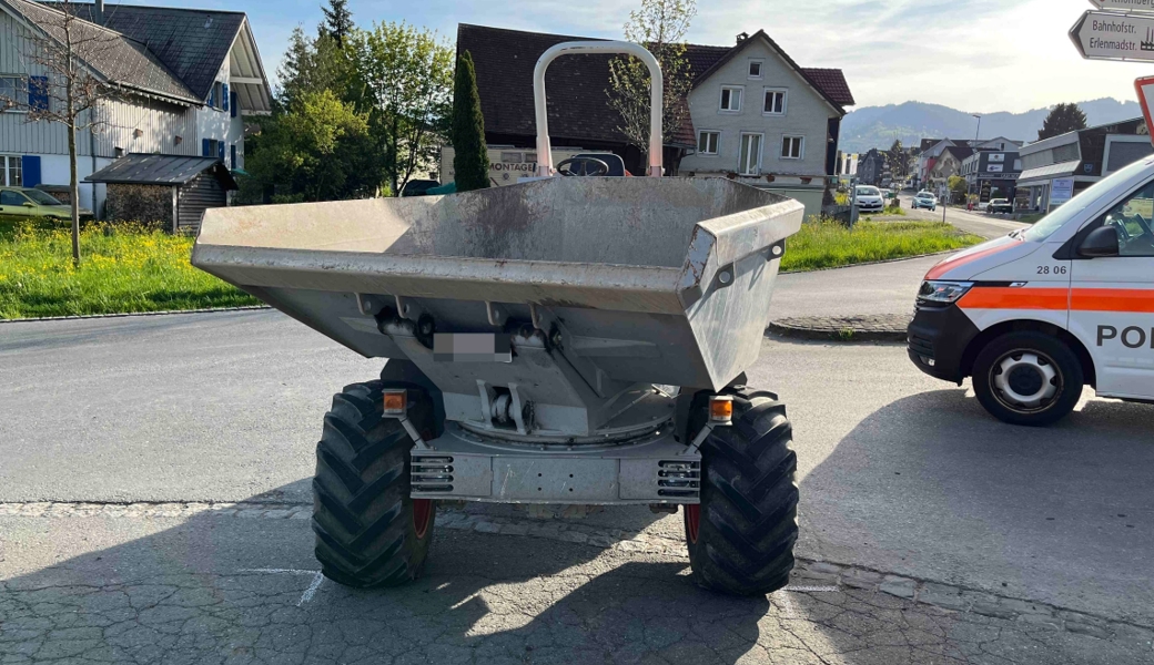 Von diesem Dumper stürzte der nicht angegurtete Mann.