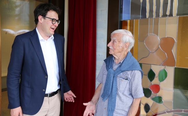 Pfarreiheim feierlich eingeweiht - Ein Kunstfenster von Josef Ebnöther verleiht ihm etwas Besonderes