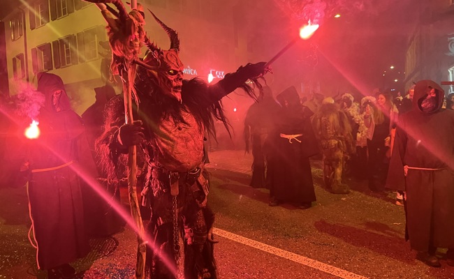 Sicherheit und Pyrotechnik: Das gilt für Perchtengruppen an der Fasnacht im Umgang mit Feuer