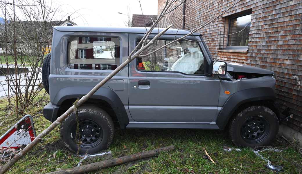Zuerst rammte die Frau ein Verkehrsschild, dann fuhr sie in eine Hauswand.