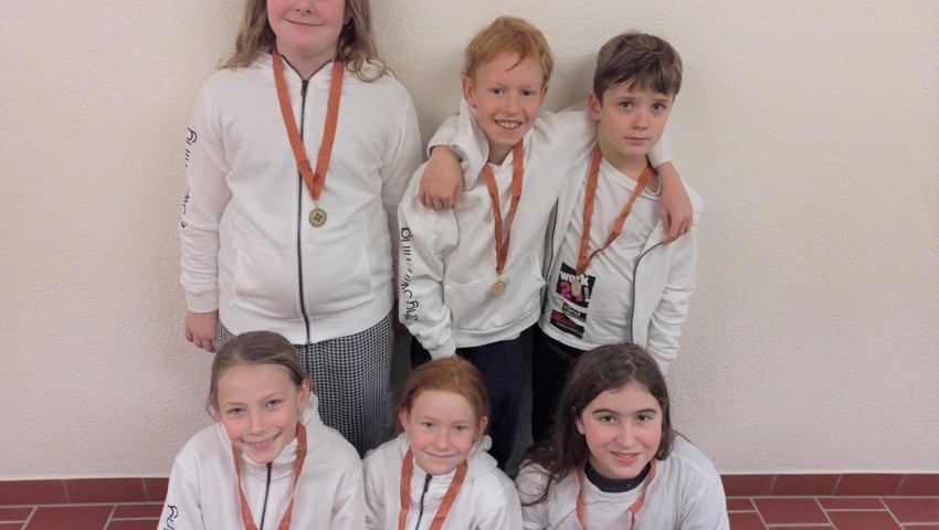 Die Kidsliga-Teilnehmenden freuen sich über die Medaille. Die Kidsliga-Teilnehmenden freuen sich über die Medaille.