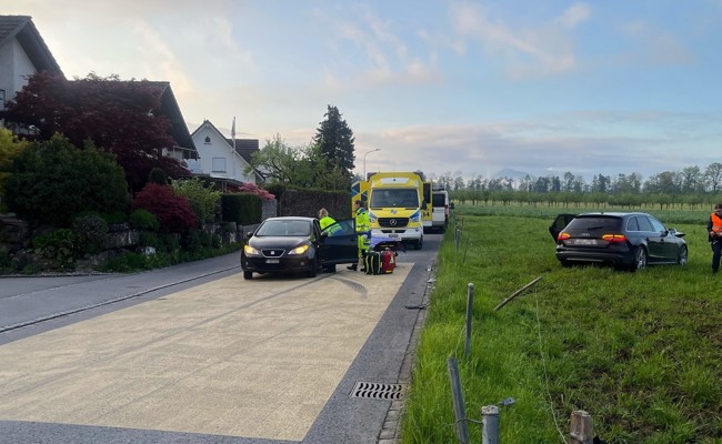 Nach Kollision: Eine Person muss ins Spital, eine andere landet im Weidezaun