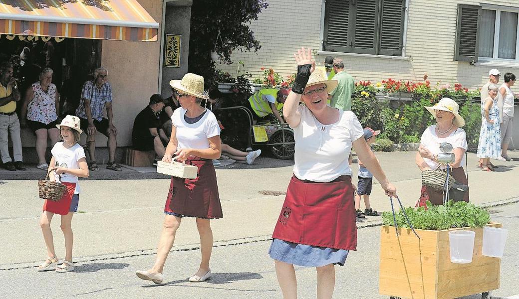 Das bäuerliche Au war am Umzug unter anderem mit den jubilierenden Landfrauen vertreten.