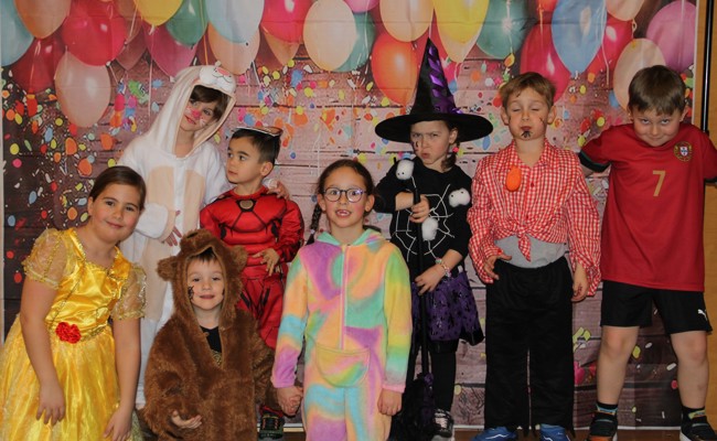 Zauberhafter Kindermaskenball mit vielen bunten Kostümen