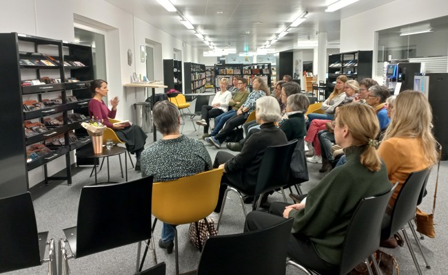 Autorin Laura Vogt las in der biblioRii aus ihrem aktuellen Roman