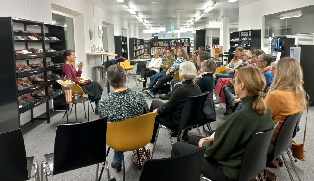 Die Autorin Laura Vogt las vor einem sehr aufmerksamen, weiblichen Publikum. Bild: Karin Mattle
