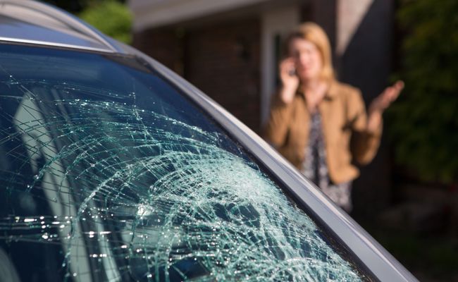 Unbekannte werfen Eisklotz von Überführung auf die Autobahn