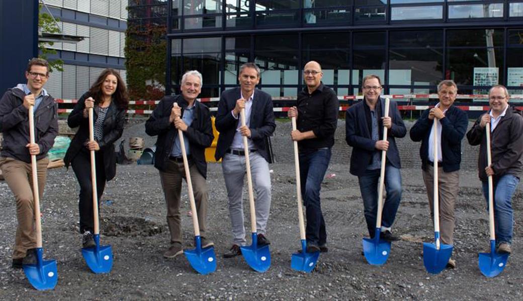 Spatenstich bei der Zünd Systemtechnik AG in Altstätten mit Reto Züst (v.l.) (Leiter Forschung und Entwicklung), Antje Burgold (Immobilienmanagerin), Firmengründer Karl Zünd, CEO Oliver Zünd, Christoph Göldi (Architekt gpa), Carl Keel (Projekt AG), Jürg Tobler (Bauleiter gpa) und Joachim Hasler (Visiona AG). 