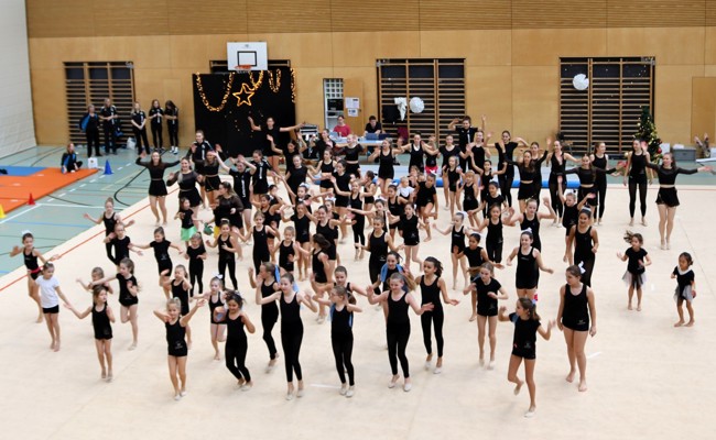Weihnachtliche Turnshow mit Bescherung bei der RG/Gym Diepoldsau-Schmitter