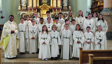Die Pfarrei nahm 13 Ministrantinnen und Ministranten in die Schar auf