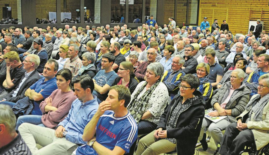 Dieses Bild wünschte sich der Gemeindepräsident jedes Jahr: Fast ein Viertel aller Stimmberechtigten sass am Freitag in der Mehrzweckhalle, dazu zahlreiche Gäste. 