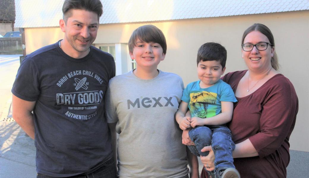 Der Gendefekt des jüngeren Sohnes hindert die Familie Zogg nicht daran, ein normales Leben zu führen: (von links) Michael, Roman, Livio und Judith Zogg.