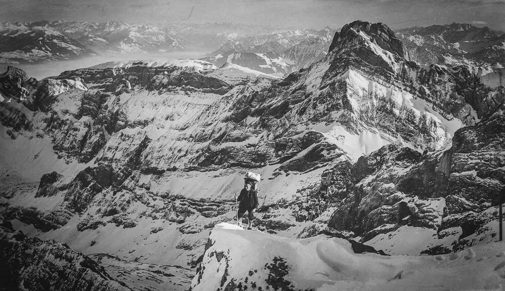 Die Säntisträger werden in den Fokus gerückt, hier auf dem Grat Richtung Säntis, im Hintergrund der markante Altmann.