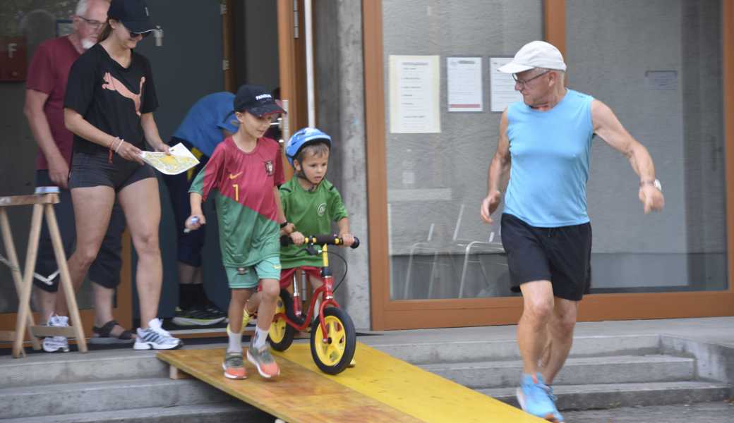 Teamwork der Generationen: Jüngere Teilnehmer durften auch mit Tretvelo starten. Der Montlinger Dorf-OL ist bei allen Altersgruppen beliebt.