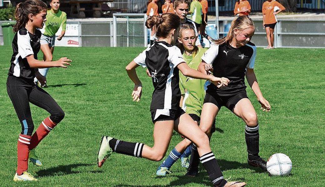 8. Klasse (v. l.): Gässeli Widnau (Baumgartner) gegen Kleewies Diepoldsau (Weibel).
