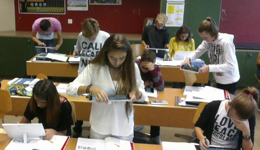 Die Schülerinnen und Schüler gewöhnten sich schnell an die Arbeit mit dem Tablet.