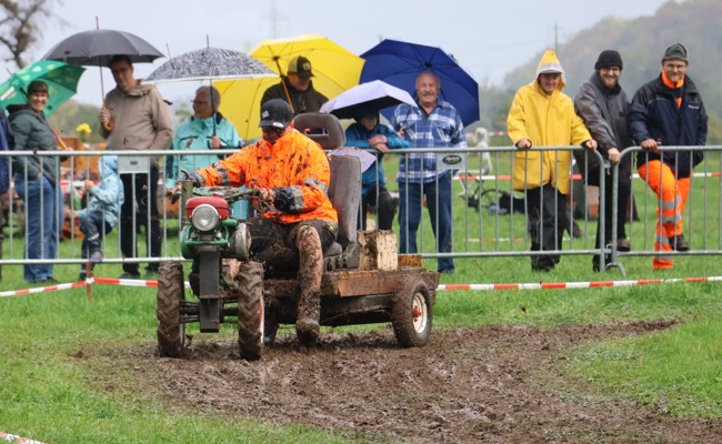 Fahrerinnen und Fahrer trotzen Regen und Schlamm