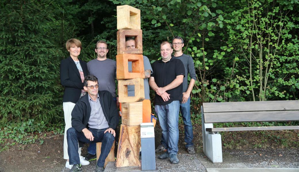 Silvia Troxler, Gemeindepräsidentin (v. l.); sitzend Künstler Ivo Herrsche; Sandro Hartmann, Leiter Unterhaltsdienst; Thomas Helfenstein, Mitarbeiter Unterhaltsdienst; Ivo Kobler, Leiter Tiefbau/Werke, und Projektleiter Andreas Mathieu vom Verein St. Galler Rheintal. 