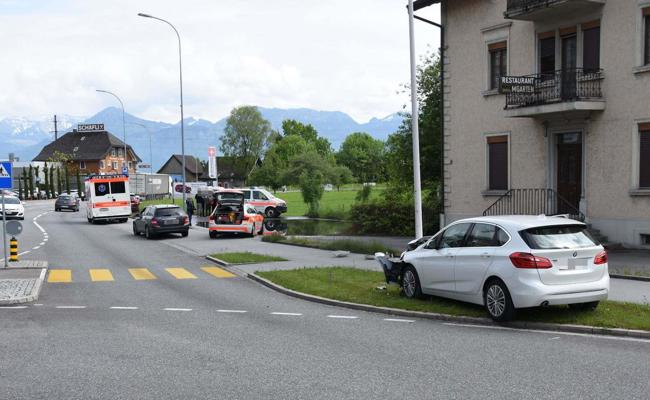 Verletzte bei Unfall im Kreisel