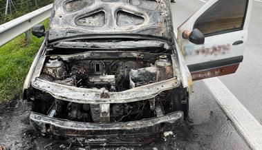 Pick-Up geriet auf der Autobahn in Brand