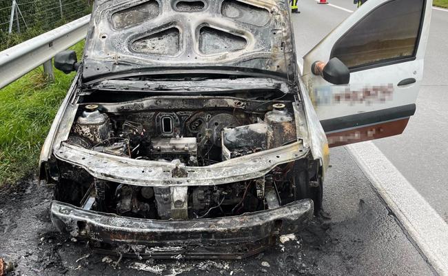 Pick-Up geriet auf der Autobahn in Brand