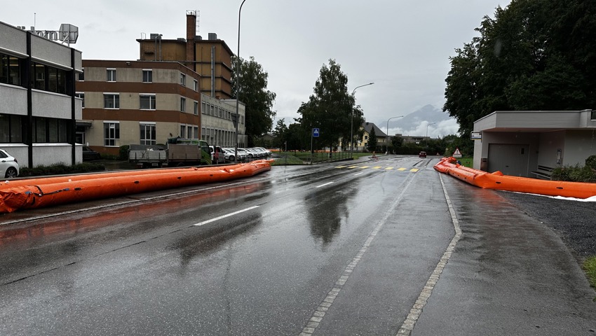 Die orangen Beaver sollen das Wasser zurückhalten. Die orangen Beaver sollen das Wasser zurückhalten.