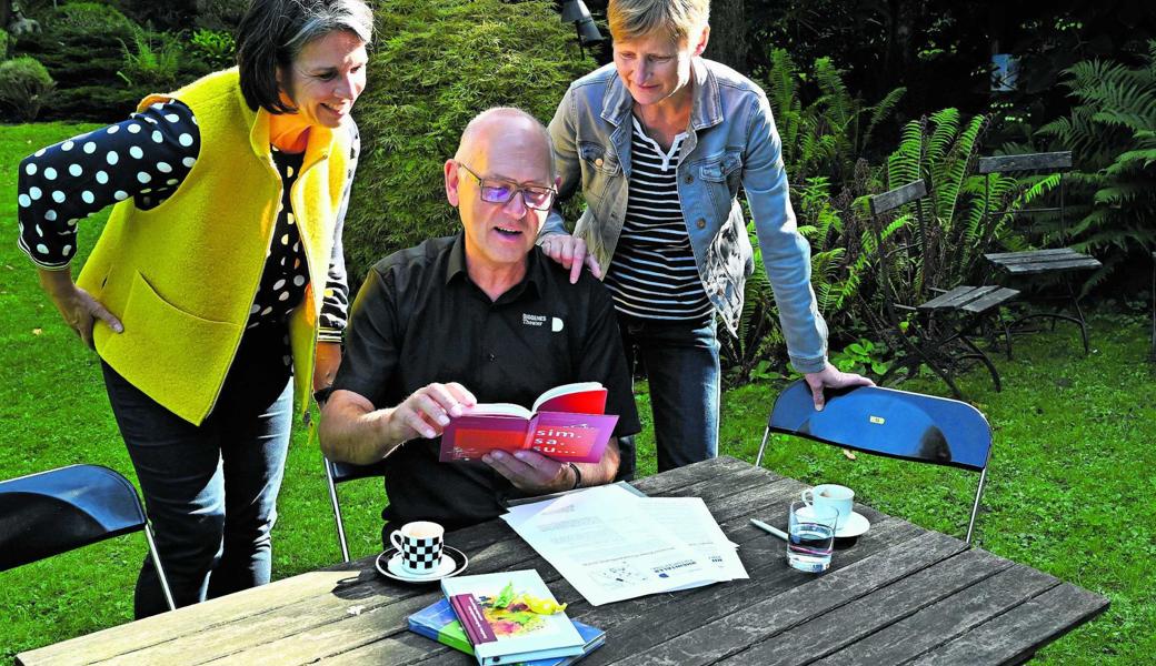 Kreafantaschön: Sabina Hasler, Michel Bawidamann und Reini Rohner (von links) freuen sich jetzt schon auf das Buch, in dem die kreativsten, fantastischsten und schönsten der von den Kindern eingereichten Geschichten veröffentlicht werden.