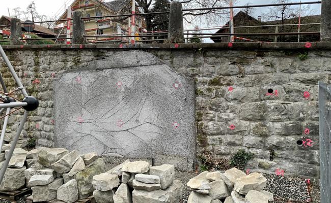 Witterungsschäden an der Stützmauer