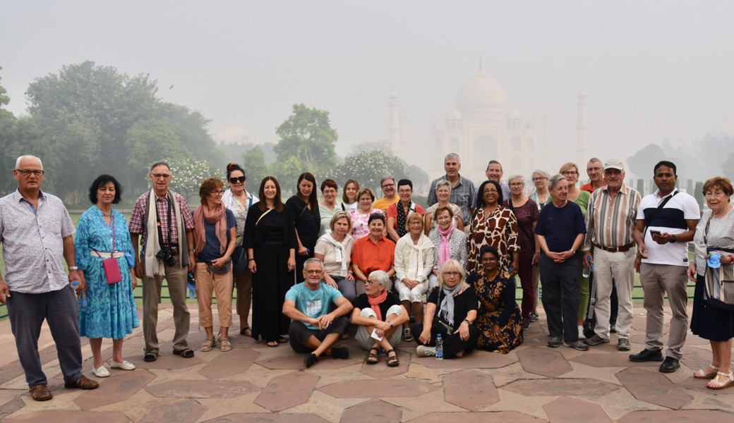 Im Hintergrund das berühmte Taj Mahal im dicken Smog-Nebel eingehüllt.