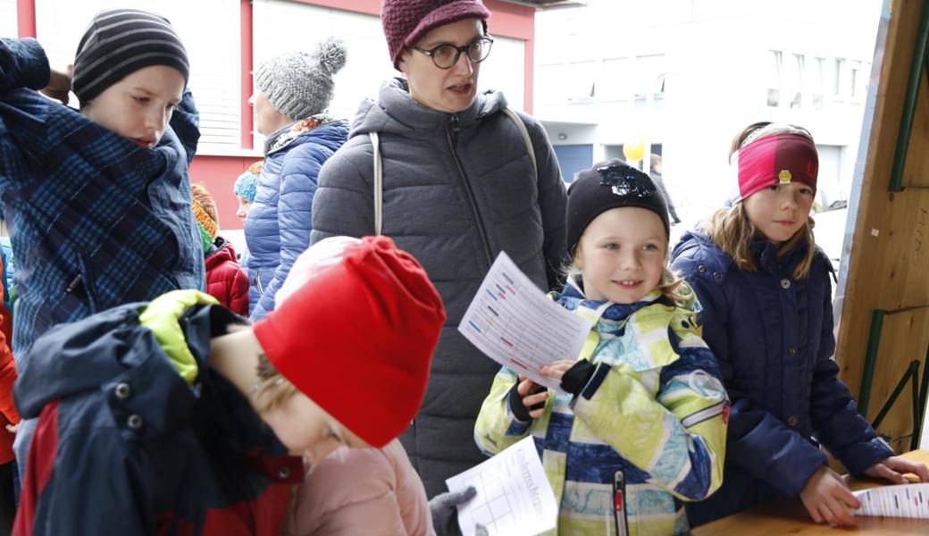 Zwölf Posten zu zwölf Kinderrechten: Die Kinder sind startklar.