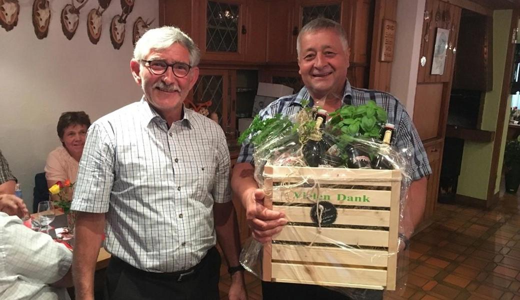 Präsident Ernst Gschwend (links) übergibt dem abtretenden Xaver Hasler ein Geschenk für 40 Jahre Mitarbeit in der Rhode Hinterforst. 