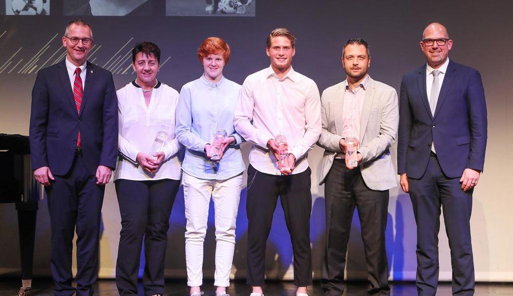 Sieger und Verleiher der Liechtensteiner Fussball-Awards: Unter ihnen SG-Staad-Spielerin Lena Göppel (Dritte von links) und Rebstein-Trainer Daniele Polverino (Zweiter von rechts).