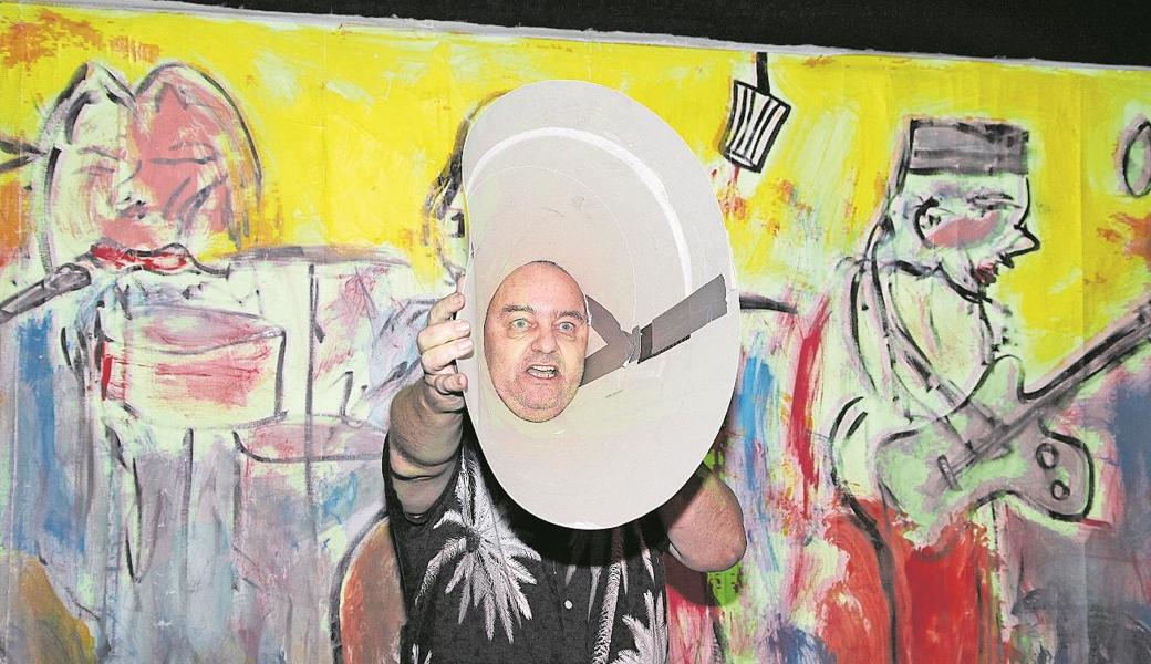 Kuspis Performance mit selbst gebasteltem Megafon.