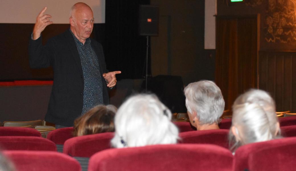 Regisseur Thomas Lüchinger erzählte nach der Leinwandaufführung über die Entstehung des Dokumentrarfilms «Paths of Life». 