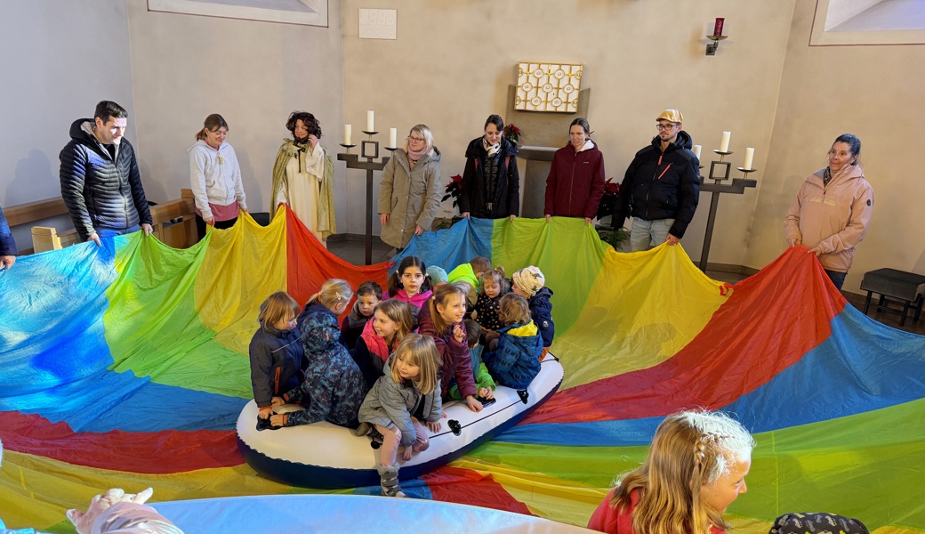 Die Kinder erlebten die Geschichte „Jesus geht über das Wasser“ auf spielerische Weise. (pd)