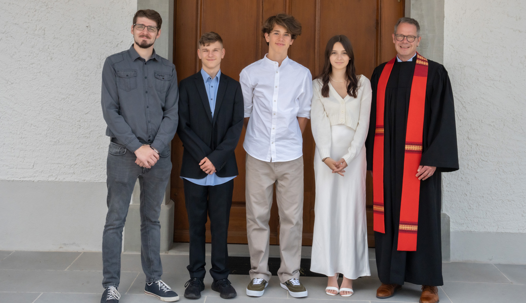 Foto (von Sandra Maier) von links: Lucas Kägi (Jugendarbeiter), Luca Petrselka, Carlo Frank, Aziza Weber und Pfarrer Renato Tolfo