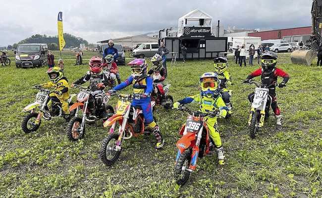 Enttäuschte Motocrosserinnen und Motocrosser trösten sich mit Training
