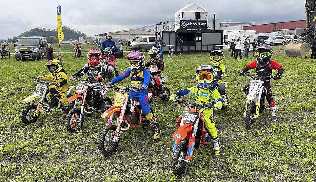 Die Kinder durften sich in Montlingen nicht in der Startreihe präsentierten, sie konnten aber auf ihren Rennmaschinen Trainingsrunden fahren.