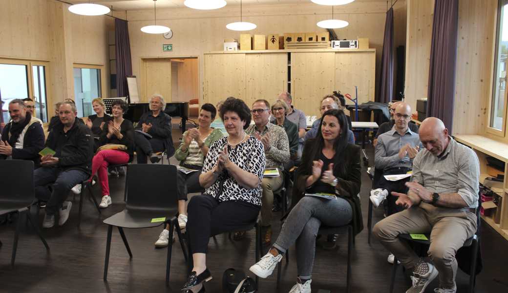 Die Versammlung fand im Singsaal der Oberstufenschulgemeinde statt.