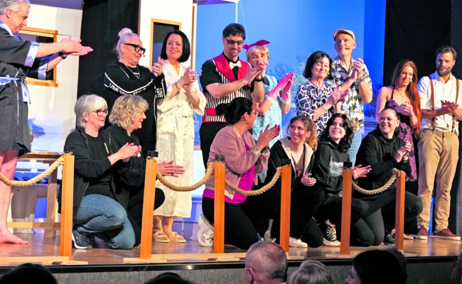 Als stünde ein Schiff im Saal: Dorftheater brilliert im Hafen und an Deck
