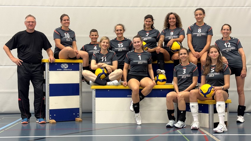 Die Drittliga-Frauen mit hinten (von links): Trainer Manfred Simon, Ladina Zanetti, Nadine Oesch, Tania Desio, Alexandra Biello, Christina Letsch, Emma Mannhart und Yvonne Scherrer sowie vorne (v.l.): Kerstin Axthelm, Anja Scherrer, Pascale Bürki und Sina Hasler. Die Drittliga-Frauen mit hinten (von links): Trainer Manfred Simon, Ladina Zanetti, Nadine Oesch, Tania Desio, Alexandra Biello, Christina Letsch, Emma Mannhart und Yvonne Scherrer sowie vorne (v.l.): Kerstin Axthelm, Anja Scherrer, Pascale Bürki und Sina Hasler.