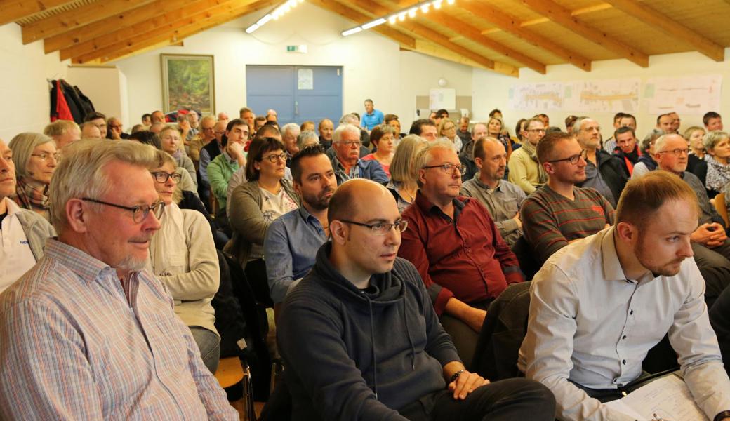 Der Jugendraum in der Mehrzweckhalle Amtacker füllte sich mit zahlreichen Interessierten. Verkehrsplaner Markus Brühwiler (vorne links) musste  angriffige Argumente zum geplanten Projekt der Staatsstrasse entschärfen.