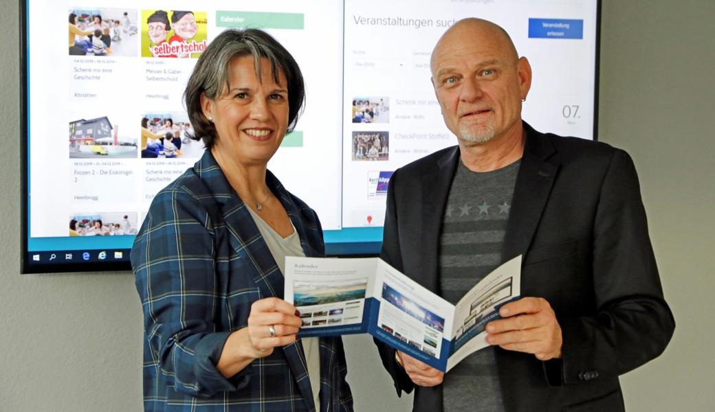 Ein Kalender für alle: Sabina Saggioro, Geschäftsleiterin Verein St. Galler Rheintal, und Heinz Duppenthaler, Verlagsleiter Galledia Regionalmedien AG, sind überzeugt vom übersichtlichen Angebot des neuen Veranstaltungskalenders.  