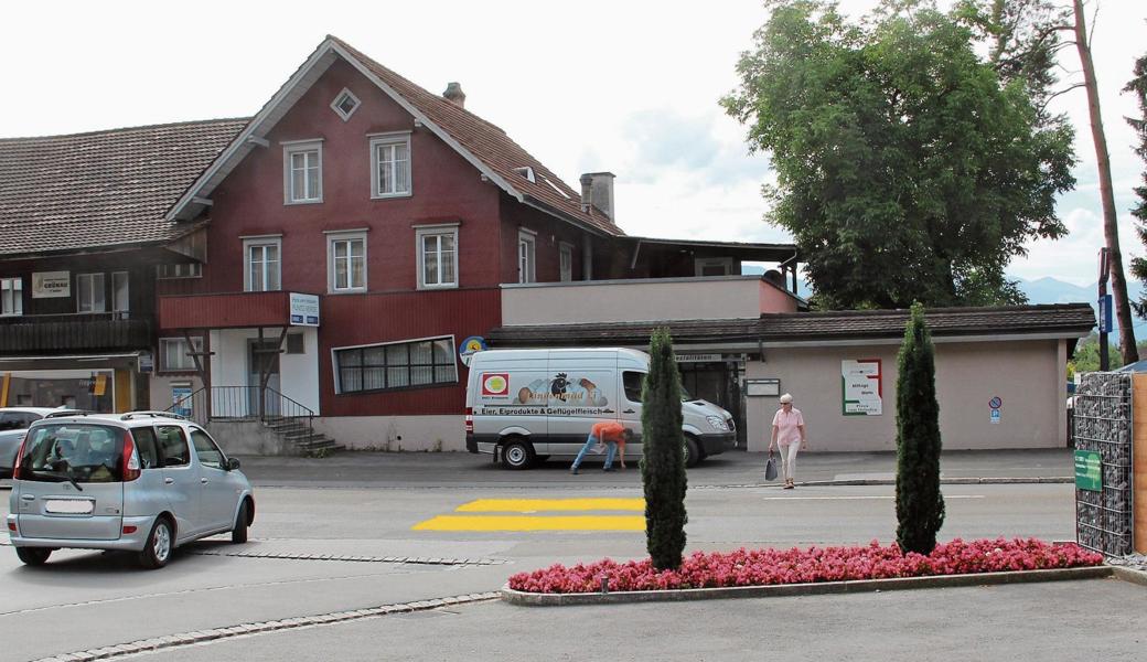 Diese Fussgängerin nennt die Tilgung des Fussgängerstreifens bei Bäckerei, Pizzeria und Bushaltestelle «eine Katastrophe». Für sie und alle anderen Menschen, die diesen Fussgängerstreifen vermissen, haben wir ihn symbolisch auf dieses Bild wieder hingemalt.