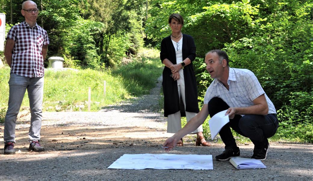 Projektleiter Roger Dietsche erläutert vor Ort einzelne Massnahmen des Hochwasserschutzprojekts. Nebst Gemeindepräsidentin Silvia Troxler war unter anderem auch Albert Weder, Präsident der Ortsgemeinde, als Grundeigentümer anwesend.