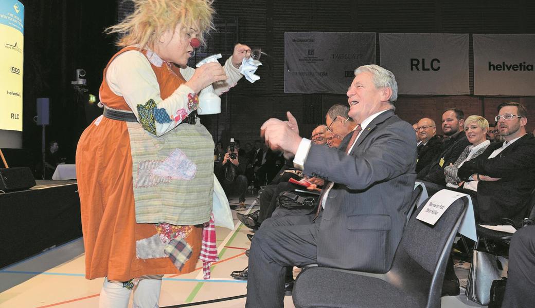 Gauck und Gauklerin: Gardi Hutter als Wäscherin Hanna putzt – oder eher verschmiert – dem Stargast Joachim Gauck die Brillengläser.
