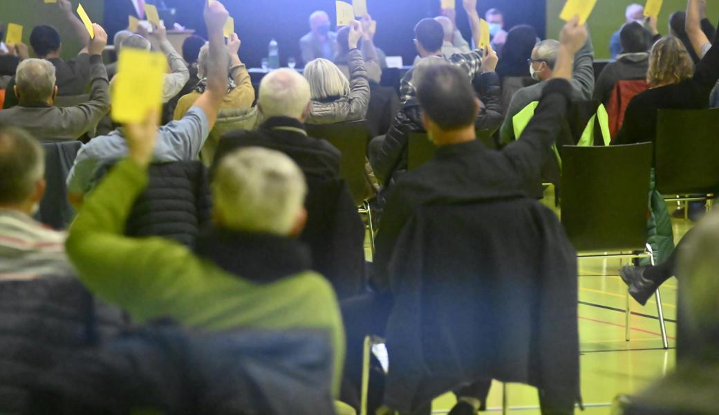 185 Stimmberechtigte kamen an die Bürgerversammlung, die mit Schutzkonzept in der Schöntalhalle stattfand. Es waren unter normalen Bedingungen auch schon weniger.