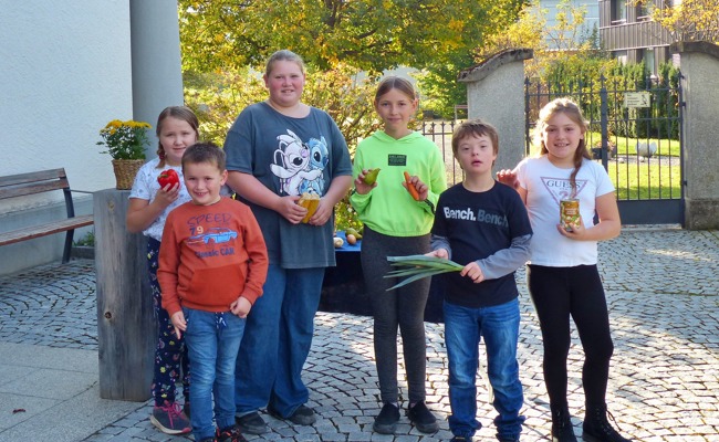 Zum Erntedank: Familiengottesdienst mit den Kindern des Fritigstreff