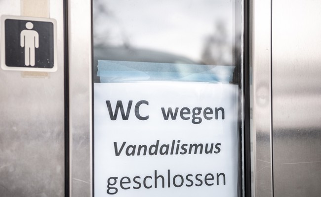 Toiletten auf dem Friedhof beschädigt - Gemeinde sucht Zeugen