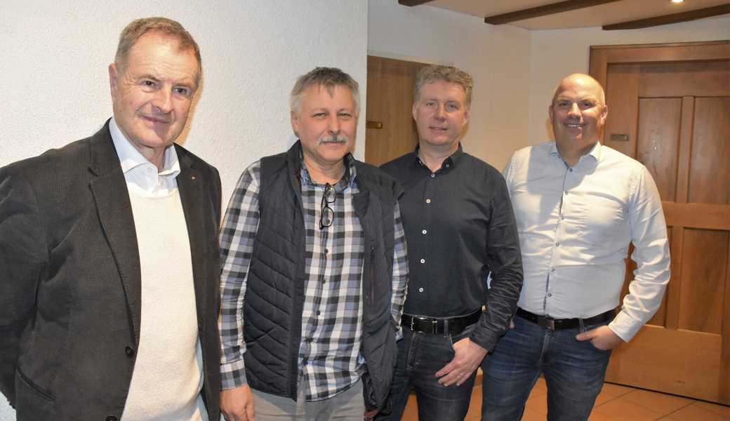 Informierten an der Vorversammlung: Harald Herrsche (Ortsgemeinde, Allgemeiner Hof), Daniel Kühnis (Kirchgemeinde), Pascal Benz (Gemeinderat) und Peter Kobler (Primarschule). Es fehlt: Samuel Hanselmann (Oberstufe).